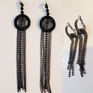 A set of 2 earrings